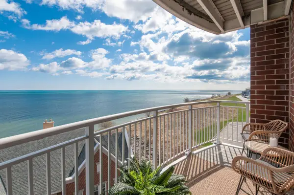 3930 S Lake DRIVE #408, Saint Francis, WI 53235