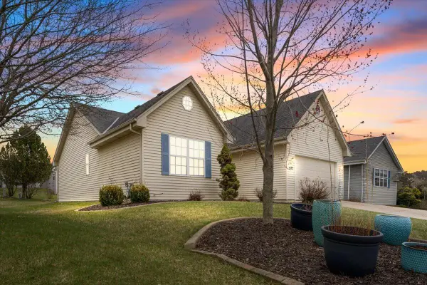 1572 Falcon DRIVE, Hartford, WI 53027