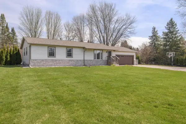 W284N6506 Hawthorne ROAD, Hartland, WI 53029