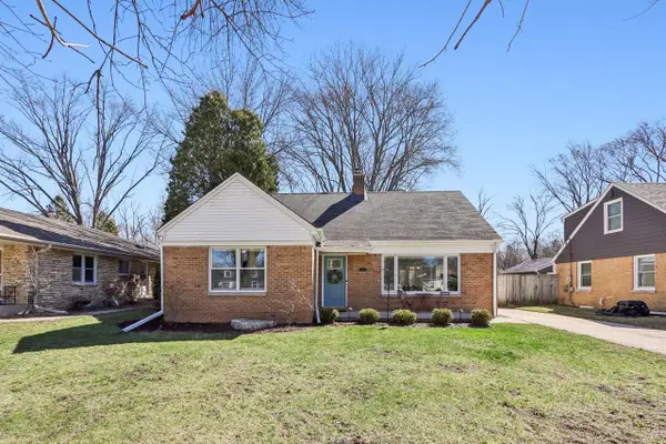 8112 N Santa Monica BOULEVARD, Fox Point, WI 53217