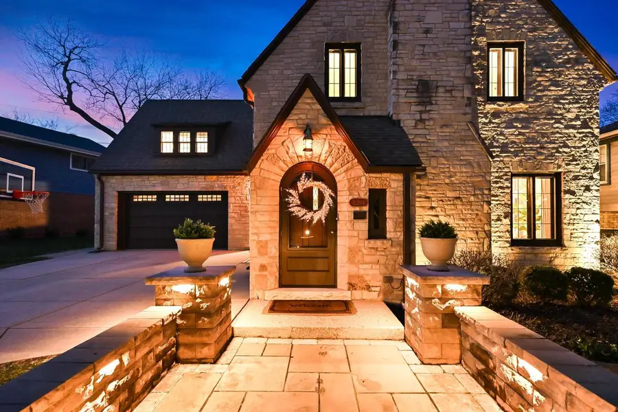 8204 Brookside PLACE, Wauwatosa, WI 53213 - #2