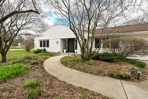 8207 N Regent ROAD, Milwaukee, WI 53217