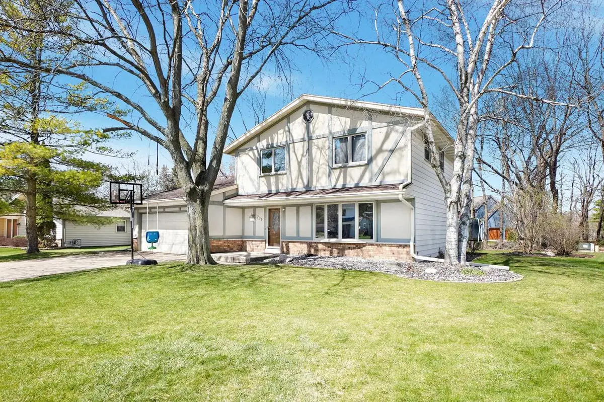 738 Buckingham WAY, Hartland, WI 53029 - #1