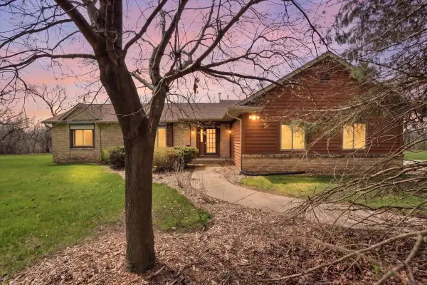 S28W36305 Scuppernong CIRCLE, Dousman, WI 53118