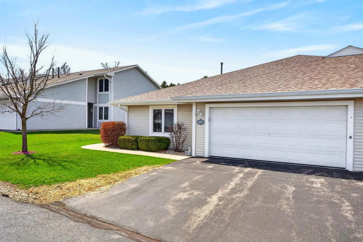 207 Hartford SQUARE, Hartford, WI 53027 - #1