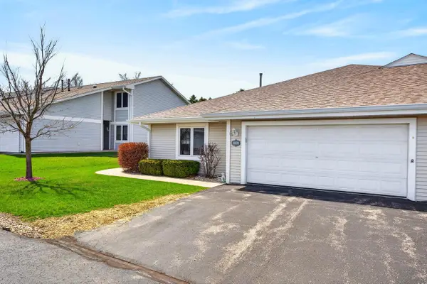 207 Hartford SQUARE, Hartford, WI 53027