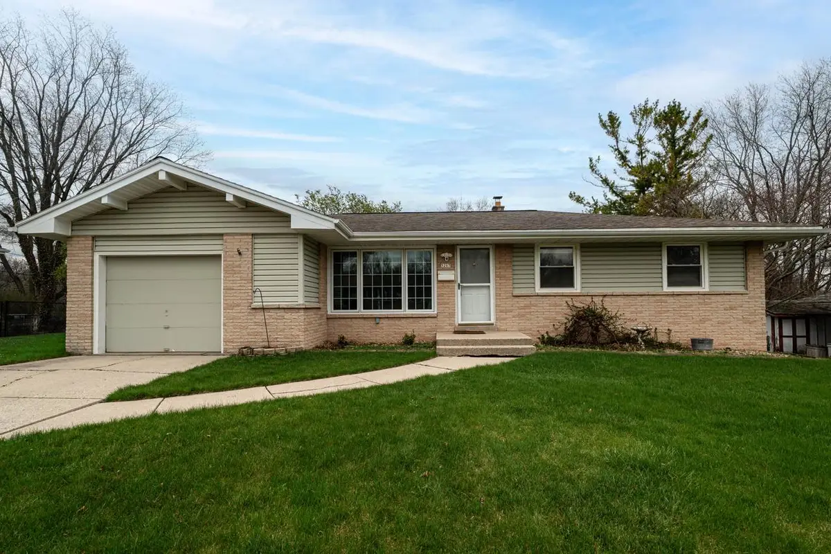 5207 Oakton LANE, Milwaukee, WI 53219 - #1