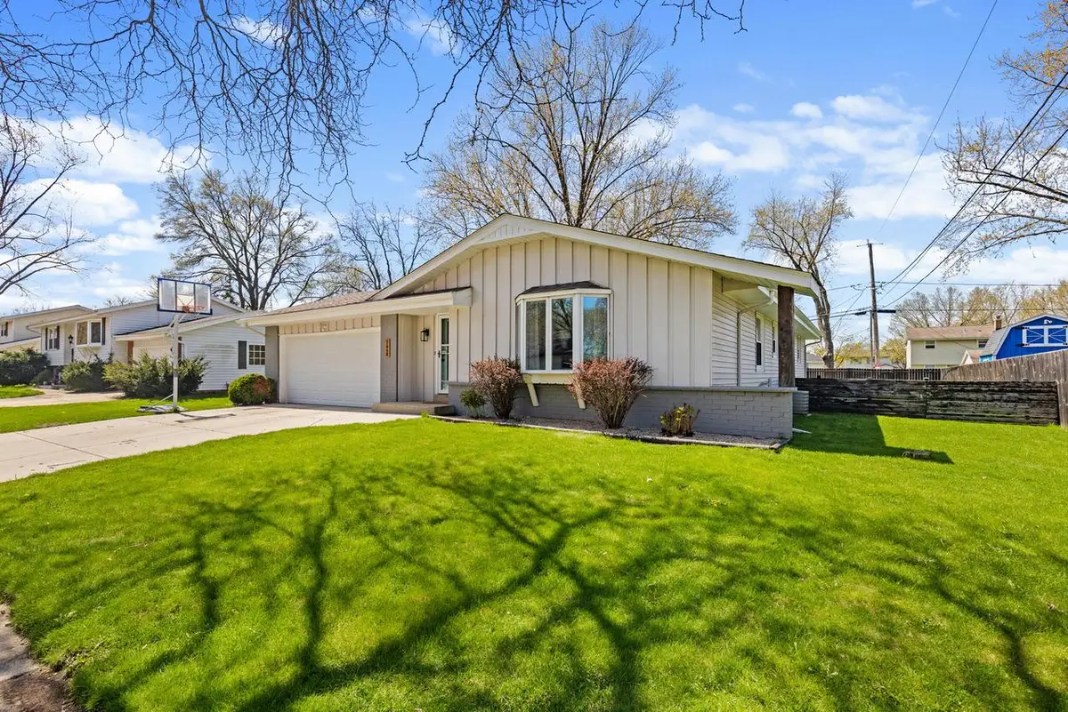 1448 Cottonwood DRIVE, Waukesha, WI 53189 - #1