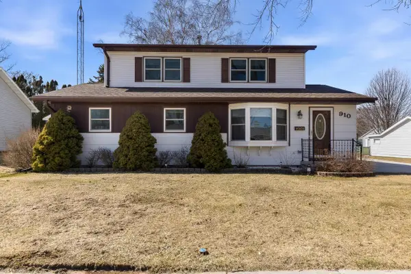 910 Lawton TERRACE, Manitowoc, WI 54220