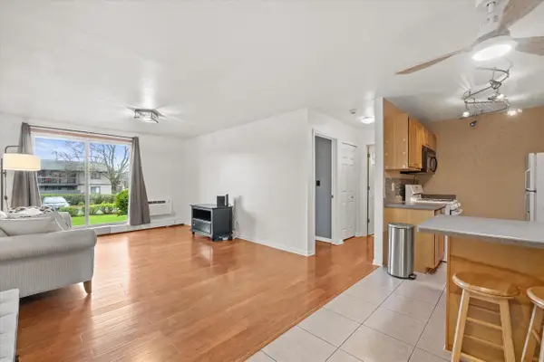 6143 W Howard AVENUE, Greenfield, WI 53220