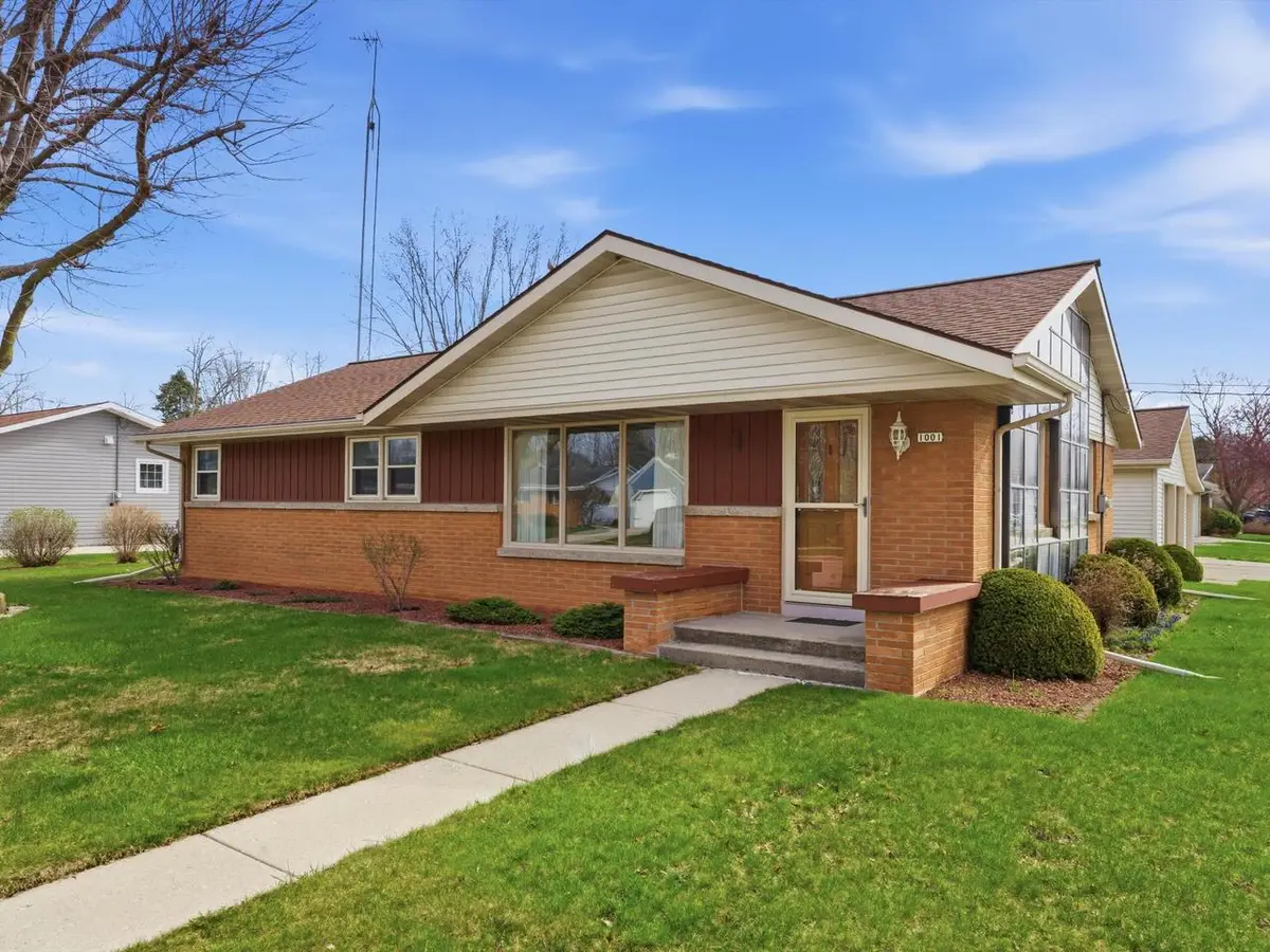 1001 Glenview DRIVE, Manitowoc, WI 54220 - #1