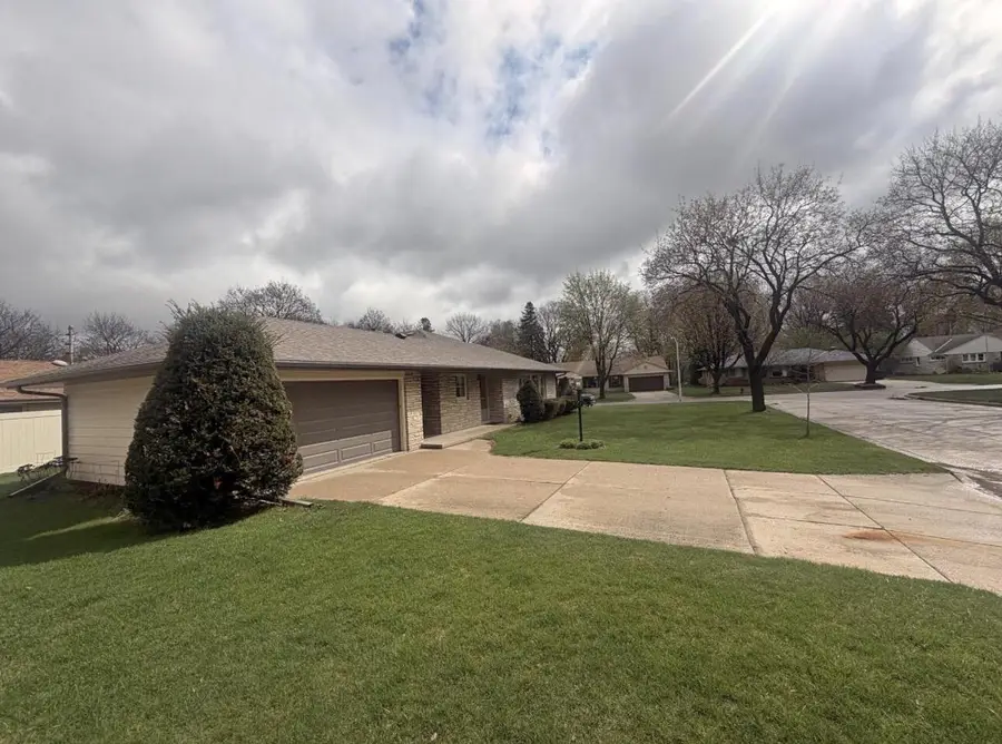 3033 S Stratton DRIVE, Milwaukee, WI 53219 - #2