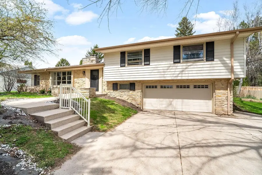 2526 W Dunwood ROAD, Glendale, WI 53209 - #2