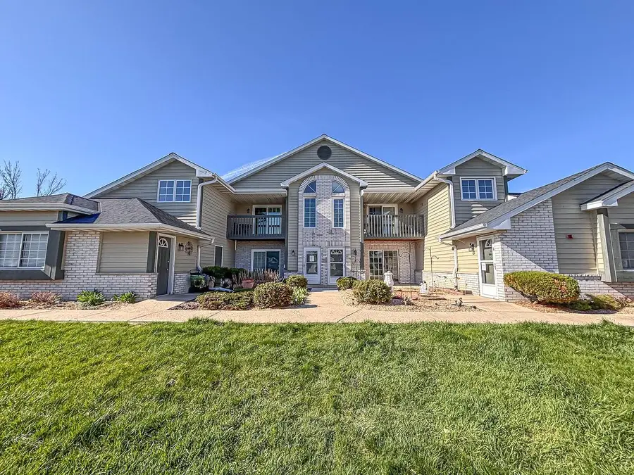 W240N2510 E Parkway Meadow CIRCLE #2, Pewaukee, WI 53072 - #2