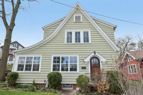 208 Oakland AVENUE, Waukesha, WI 53186