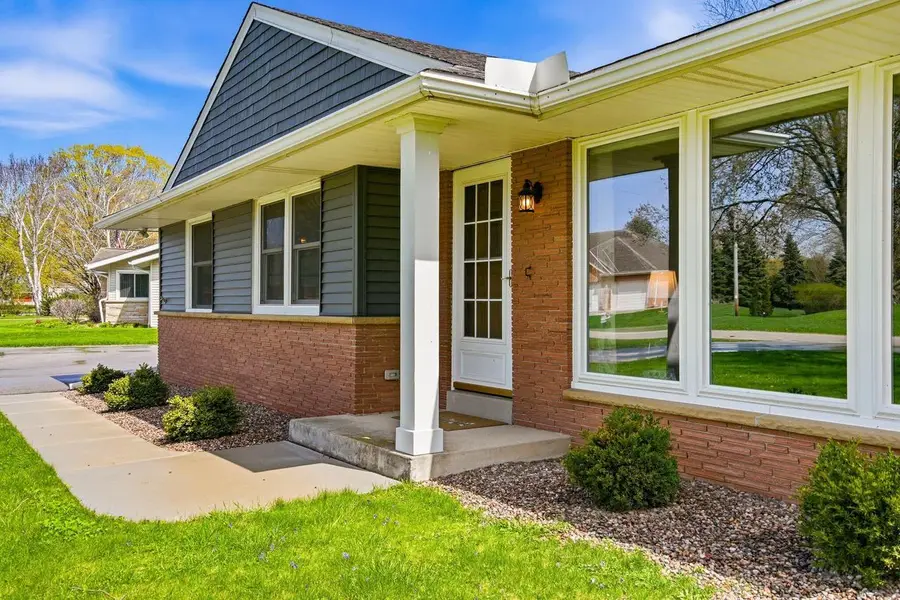 W228N3952 Crescent DRIVE, Pewaukee, WI 53072 - #2