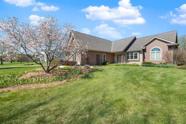 210 Hunters Xing S, Slinger, WI 53086