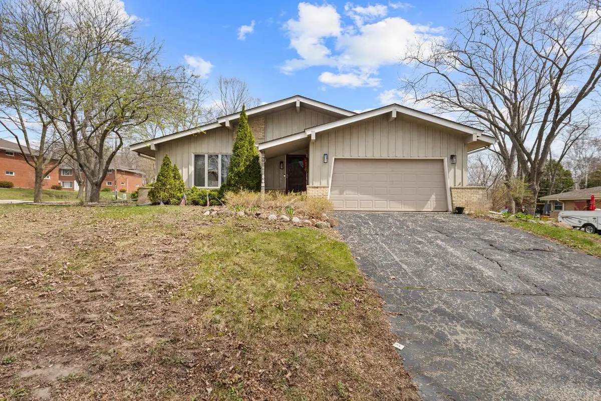 N42W5598 Wilshire DRIVE, Cedarburg, WI 53012 - #1