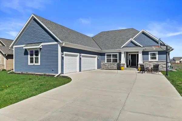 1320 Foxwood PASS, Oconomowoc, WI 53066