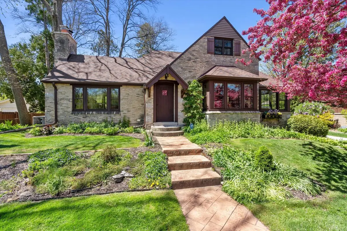 7015 N Milwaukee River PARKWAY, Glendale, WI 53209 - #1