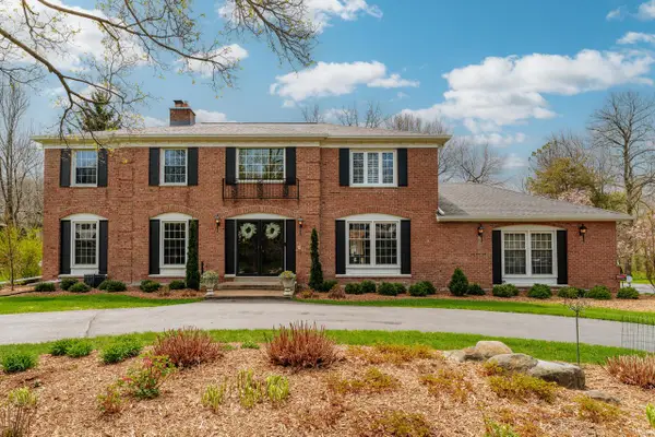 18245 Le Chateau DRIVE, Brookfield, WI 53045