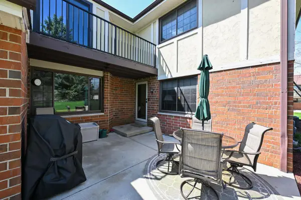 8187 S Forest Hills CIRCLE, Franklin, WI 53132