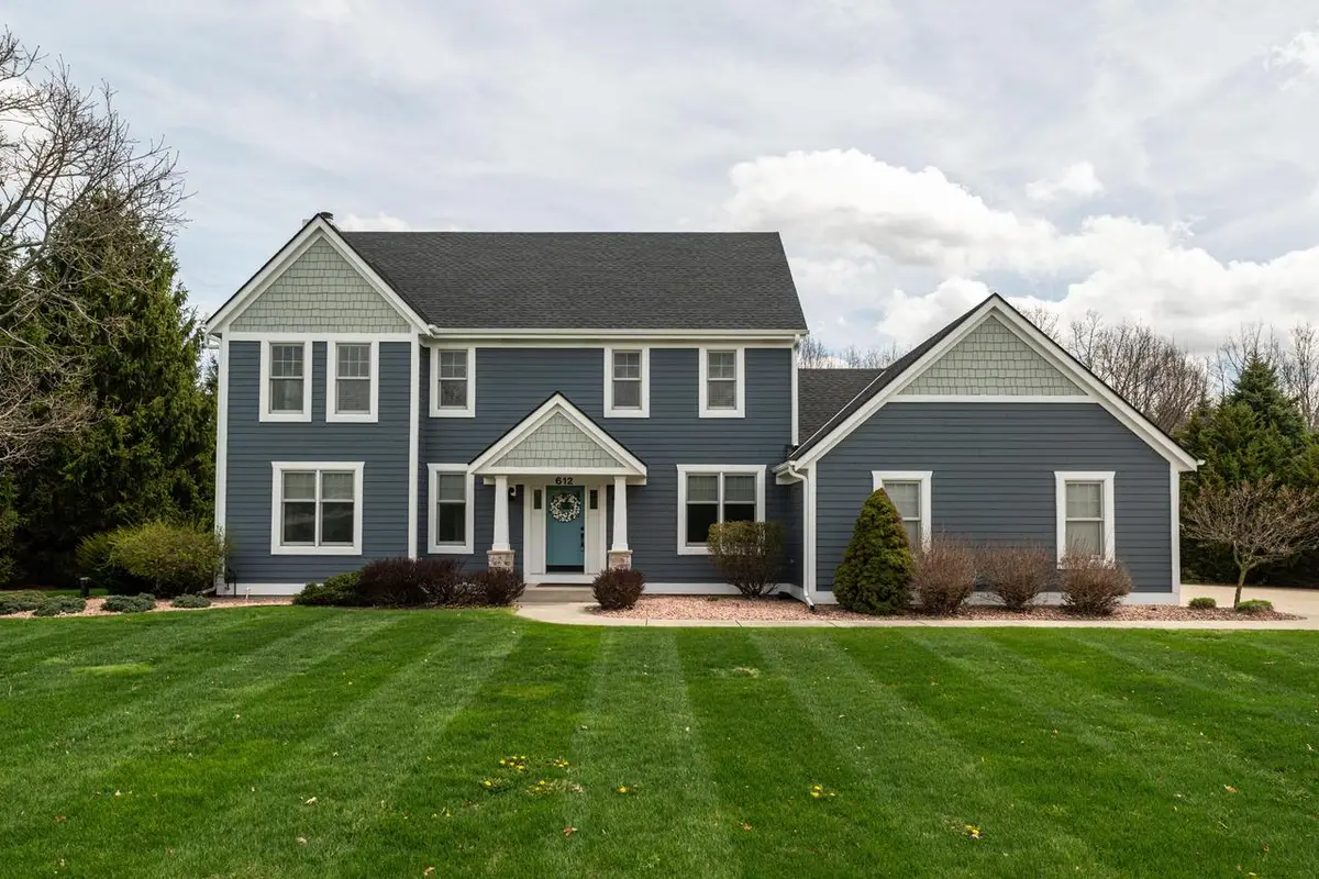 612 Hunters CROSSING, Slinger, WI 53086 - #1