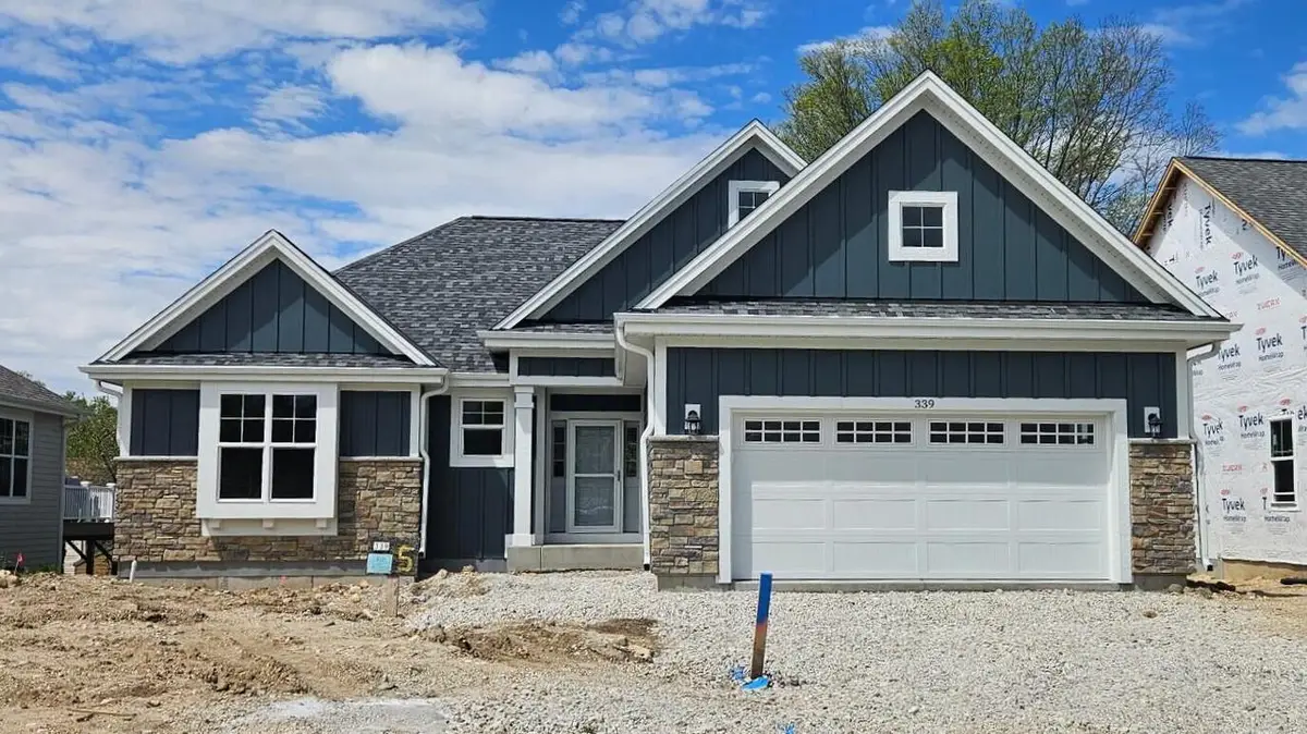 339 Sandy CIRCLE, Pewaukee, WI 53072 - #1