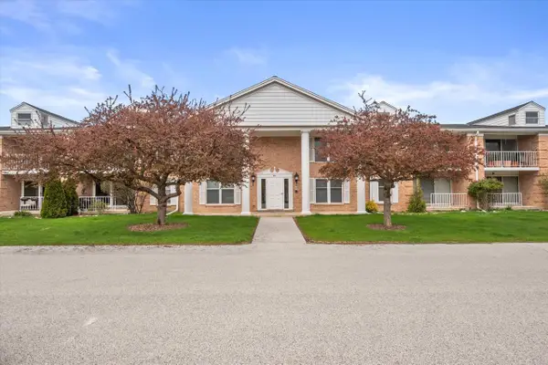 940 Heritage COURT #102, Mequon, WI 53092