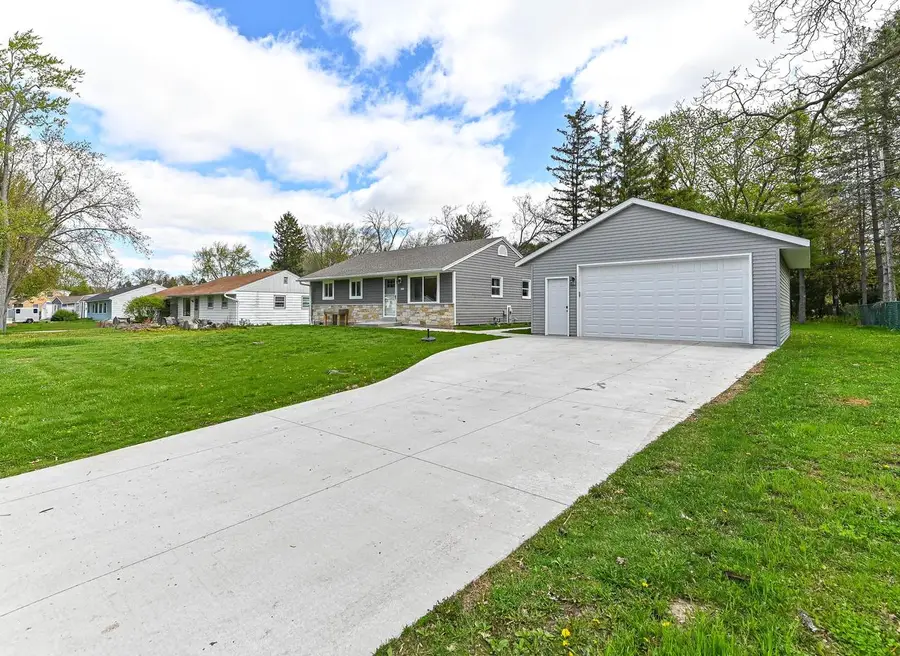 1624 Woodside DRIVE, New Berlin, WI 53151 - #2