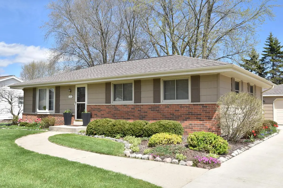 220 Judge DRIVE, Saukville, WI 53080 - #1