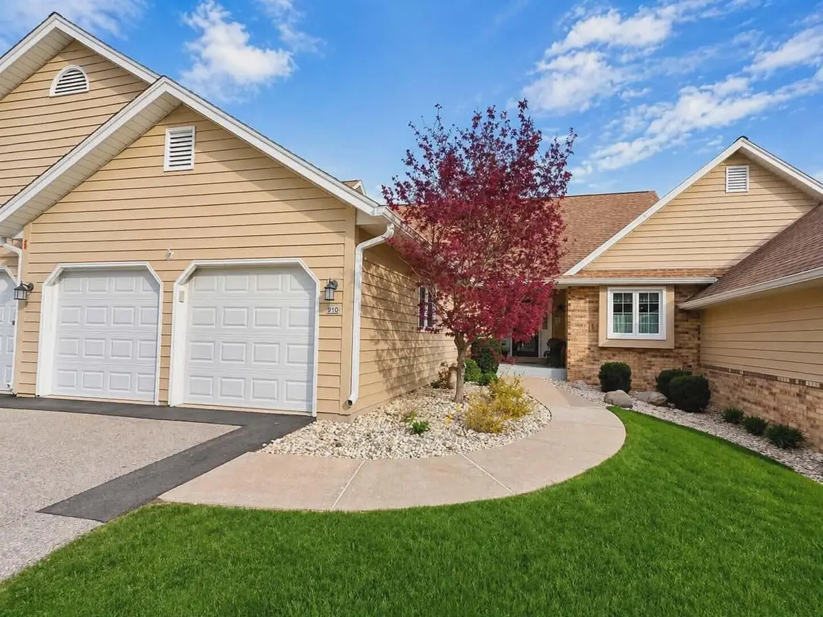 910 St. Andrews Old, Waterford, WI 53185 - #1