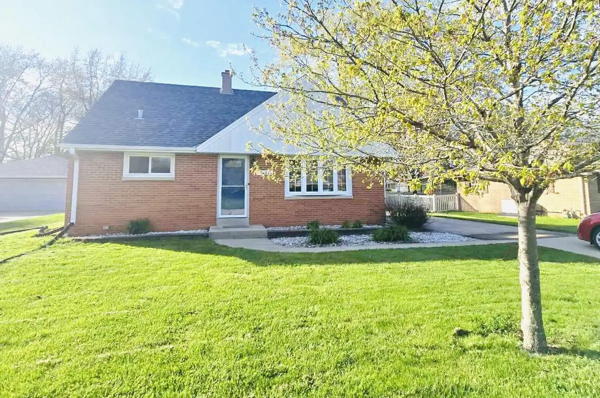 3800 Brooklawn CIRCLE, South Milwaukee, WI 53172 - #1
