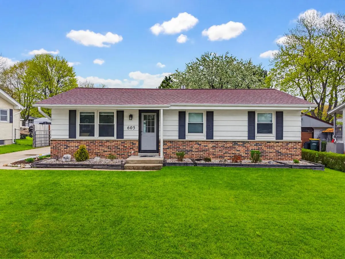 605 Victoria STREET, West Bend, WI 53090 - #1