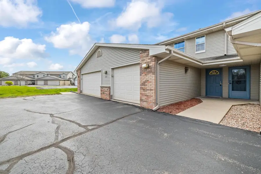 1015 Woodview COURT #2, Slinger, WI 53086 - #3