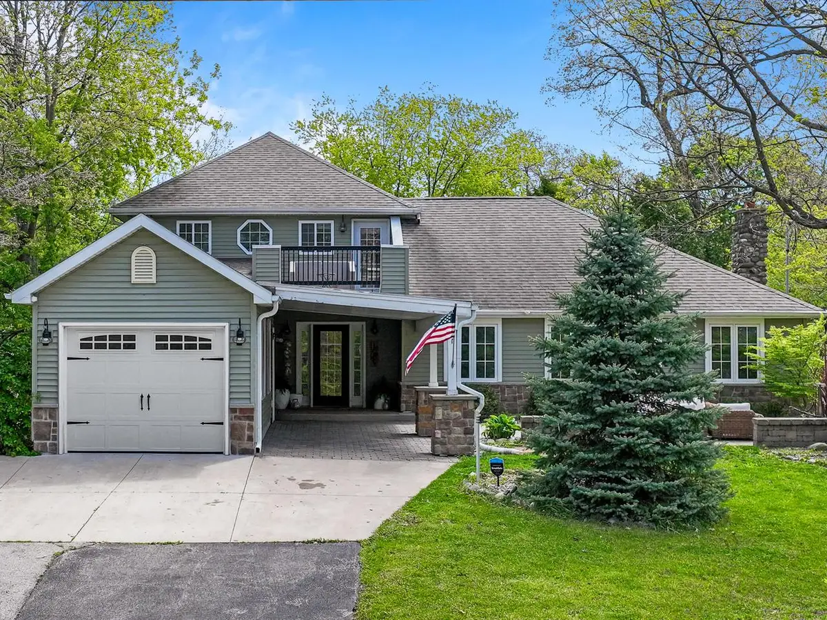 1069 Sauganash DRIVE, Fontana, WI 53125 - #1