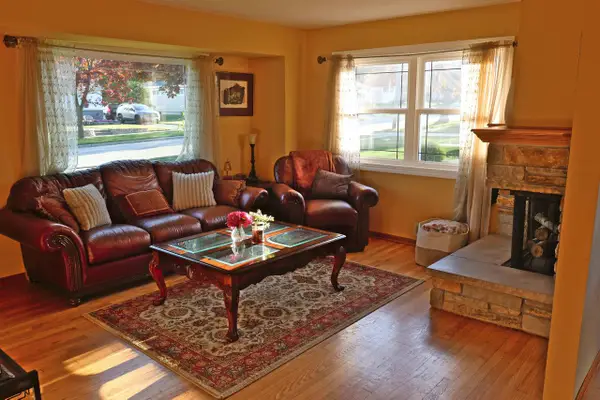 1627 Birch DRIVE, Waukesha, WI 53188