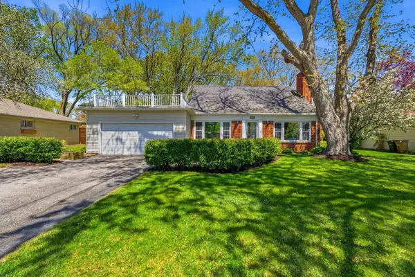 330 W Manor CIRCLE, Bayside, WI 53217
