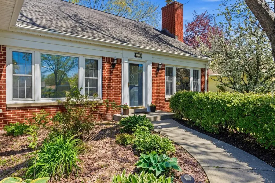 330 W Manor CIRCLE, Bayside, WI 53217 - #2