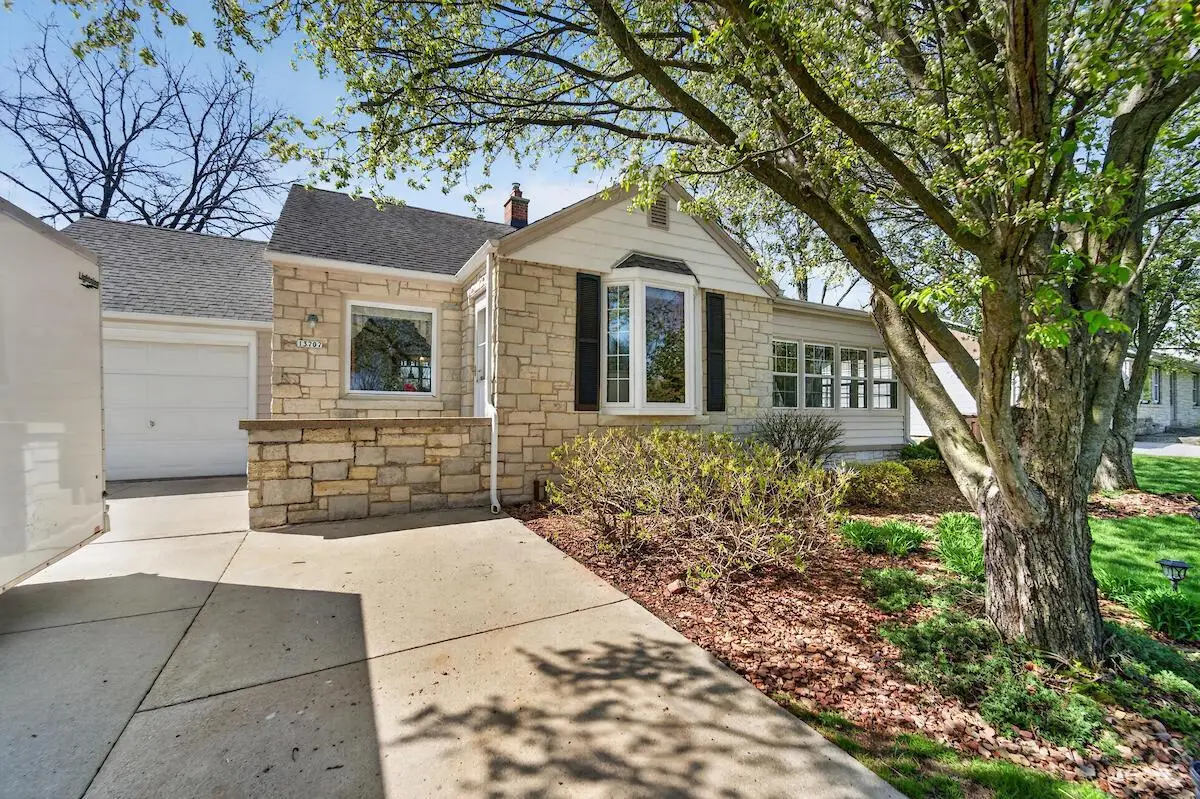 13707 Forest DRIVE, New Berlin, WI 53151 - #1