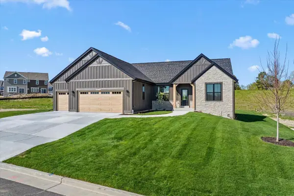 W209N5699 Turnberry LANE #Lt103, Menomonee Falls, WI 53052