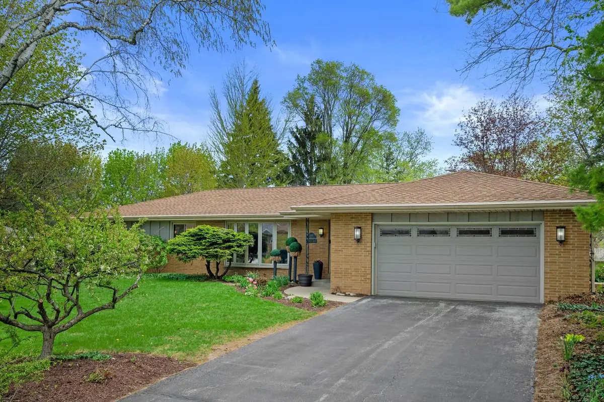 6660 N Braeburn LANE, Glendale, WI 53209 - #1