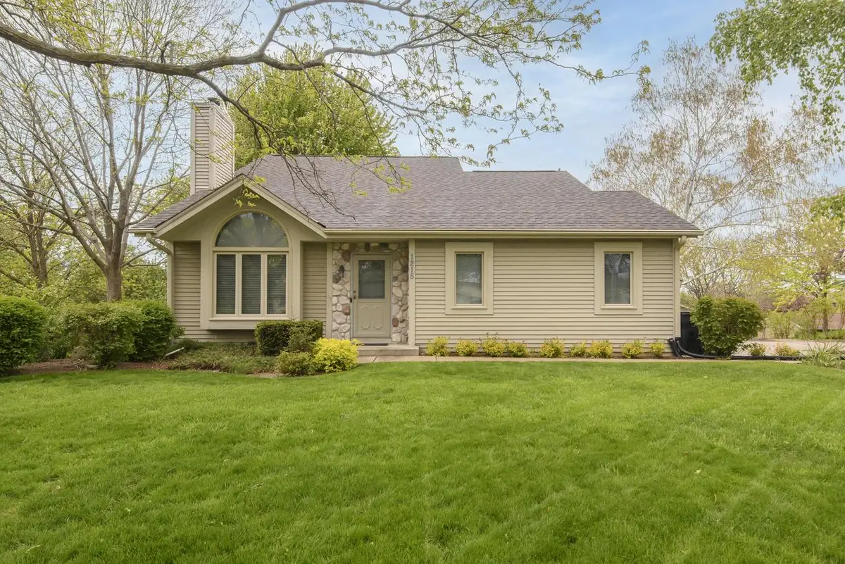 1215 Timber RIDGE, Pewaukee, WI 53072 - #1