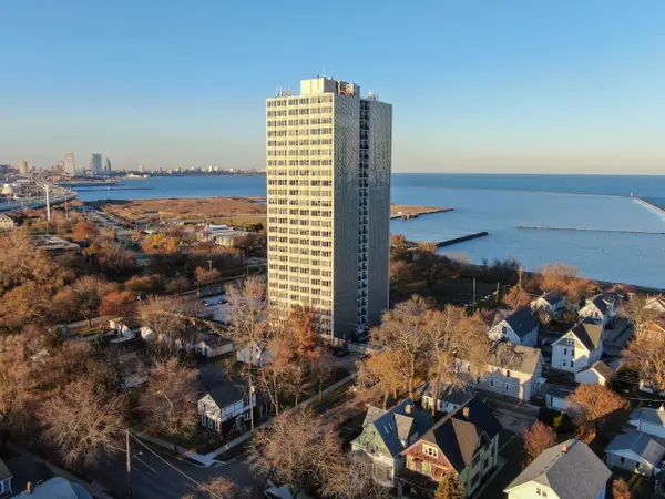 2525 Shore DRIVE #5F, Milwaukee, WI 53207