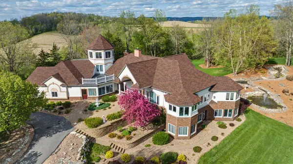 N2487 Nuttelman ROAD, La Crosse, WI 54601