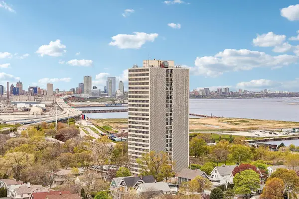 2525 S Shore DRIVE #14B, Milwaukee, WI 53207