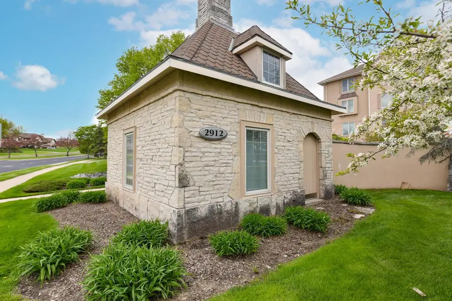 2912 University DRIVE #204, Waukesha, WI 53188 - #2