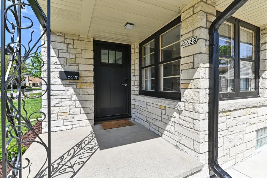 8628 Glencoe CIRCLE, Wauwatosa, WI 53226 - #3