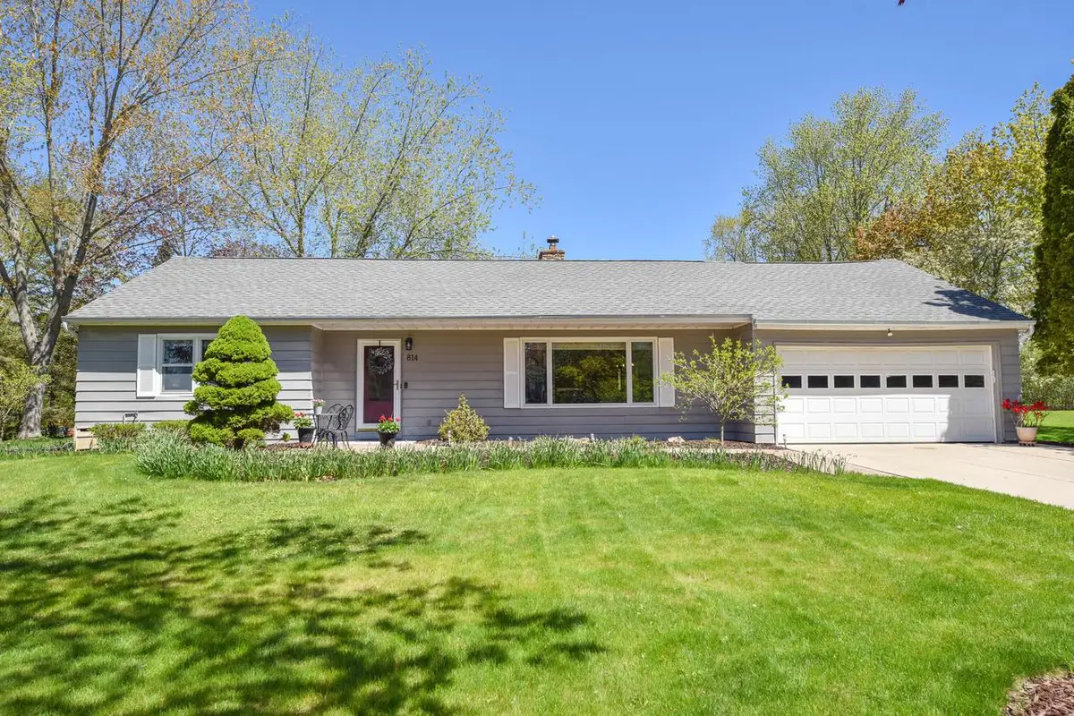 814 E Manor CIRCLE, Bayside, WI 53217 - #1