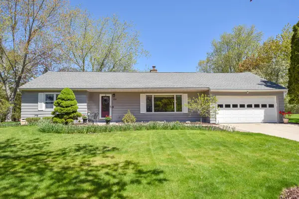 814 E Manor CIRCLE, Bayside, WI 53217